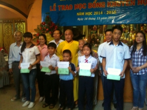 Chi hội khuyến học chùa Phổ Minh tặng học bổng