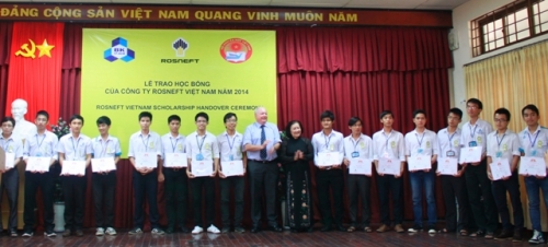 Công ty Rossneft Việt Nam tặng học bổng cho sinh viên nghèo hiếu học