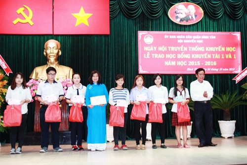 Hội Khuyến học quận Bình Tân:
Trao 109 suất học bổng khuyến tài (1&1) năm học 2015 - 2016