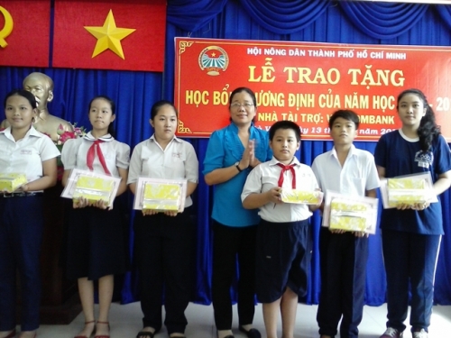 Hội Nông dân TP.Hồ Chí Minh:
Trao 802 suất học bổng Lương Định Của cho học sinh nghèo
