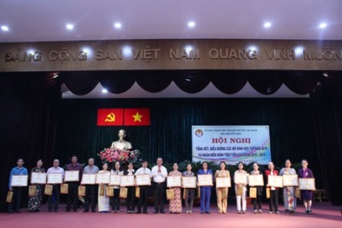 Ông Hoàng Nghĩa Huỳnh - Phó ban Thi đua khen thưởng Thành phố trao tặng Bằng khen cho tập thể và cá nhân