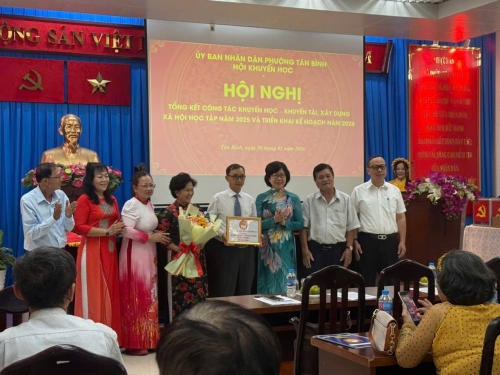 Hôi Khuyến hoc phường Tân Bình tổ chức lễ công bố và trao quyết định công nhận chi hội trưởng,chi hội phó