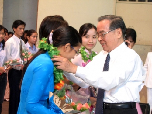 Vĩnh biệt Cố Chủ tịch danh dự Hội Khuyến học Thành phố Hồ Chí Minh
Vĩnh biệt Chủ tịch Hội Khuyến học xã Tân Thông Hội huyện Củ Chi
Vĩnh biệt vị Thủ tướng hết lòng vì sự nghiệp khuyến học
Vĩnh biệt Bác Sáu Thủ tướng của học sinh, sinh viên nghèo.