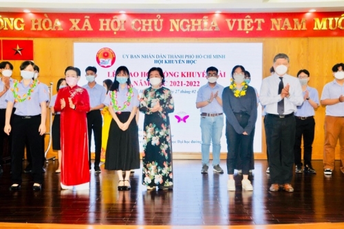 Lãnh đạo Trung ương tặng hoa chúc mừng sinh viên tốt nghiệp loại giỏi