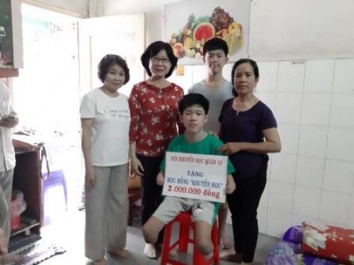 Hội Khuyến học Quận 10 và Phường 15 đến thăm và trao tặng các học bổng khuyến học cho Gia Lâm
