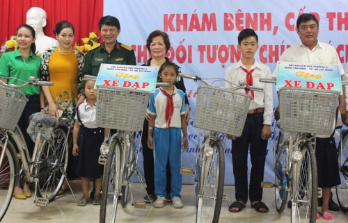 Hội Khuyến học Phường 8 quận Tân Bình Tặng quà cho 300 hộ nghèo