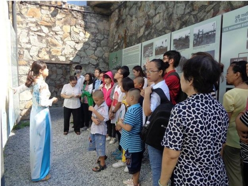 Câu lạc bộ sinh viên khuyến tài Quận 3 “về nguồn tham quan 
Bảo tàng chứng tích chiến tranh”