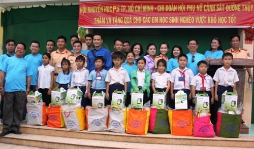 Hội Khuyến học Phường 8, Quận Tân Bình
Thăm và tặng quà cho học sinh nghèo