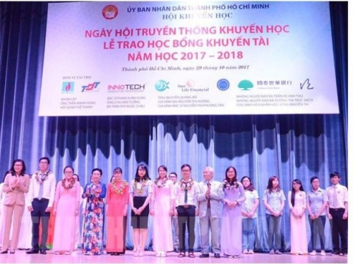HỘI KHUYẾN HỌC TP. HỒ CHÍ MINH
NGÀY HỘI TRUYỀN THỐNG KHUYẾN HỌC
TRAO HỌC BỔNG KHUYẾN TÀI NĂM 2017-2018